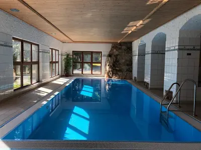 Der Swimmingpool an oder in der Nähe von Berghotel Friedrichshöhe - Sauna, Pool & Natur