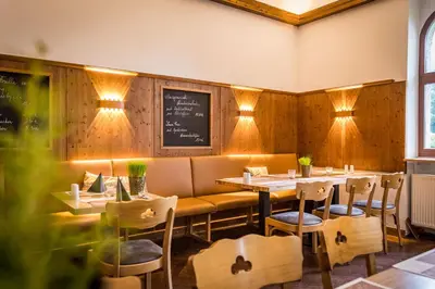 Ein Sitzbereich in der Unterkunft Berghotel Friedrichshöhe - Sauna, Pool & Natur