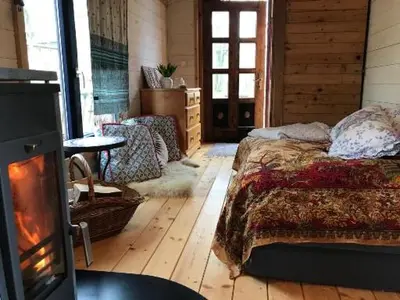 Ein Bett oder Betten in einem Zimmer der Unterkunft Der Zirkuswagen und das Elfenhaus