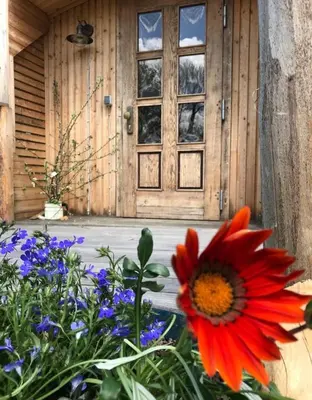 Ein Garten an der Unterkunft Der Zirkuswagen und das Elfenhaus