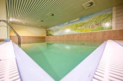 Der Swimmingpool an oder in der Nähe von Hotel Sportwelt Radeberg