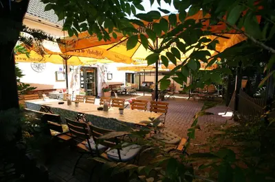 Ein Restaurant oder anderes Speiselokal in der Unterkunft Goldene Krone