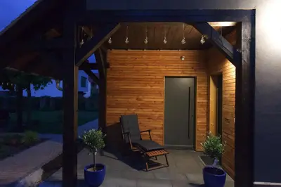 Das Gebäude in dem sich das Ferienhaus befindet