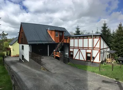 Das Gebäude in dem sich die Ferienwohnung befindet