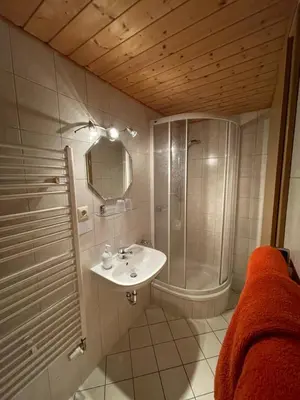 Ein Badezimmer in der Unterkunft Hotel Garni „zum Bären“