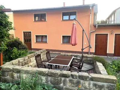 Das Gebäude in dem sich das Ferienhaus befindet