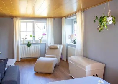 Ein Sitzbereich in der Unterkunft Ferienwohnung am Kugelbaum