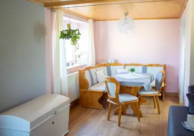 Ein Sitzbereich in der Unterkunft Ferienwohnung am Kugelbaum