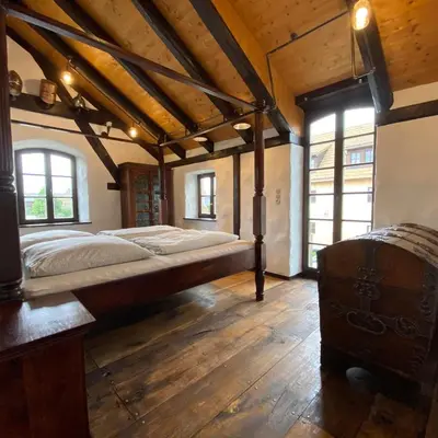 Ein Bett oder Betten in einem Zimmer der Unterkunft Fewo WAFFENKAMMER für 7 Erw im Rittergut Leppersdorf