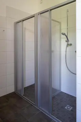 Ein Badezimmer in der Unterkunft Gästehaus Dresden - Alte Schule Gohlis