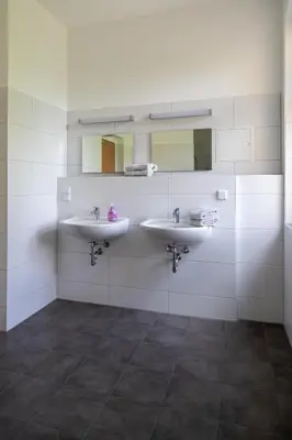 Ein Badezimmer in der Unterkunft Gästehaus Dresden - Alte Schule Gohlis