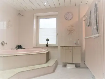 Ein Badezimmer in der Unterkunft Penthouse Wolkenstein großzügige Maisonette auf 155 qm mit Whirlpool, Klima & Kamin