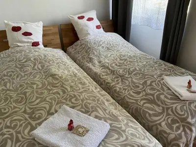 Ein Bett oder Betten in einem Zimmer der Unterkunft Ferienwohnung von der Herzogshöhe ,WIFI, Netflix, Parkplatz, Kamin, Fussbodenheizung, Thermomix, Babybett