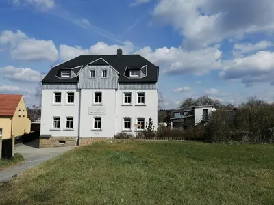 Das Gebäude in dem sich die Ferienwohnung befindet