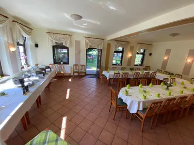 Ein Restaurant oder anderes Speiselokal in der Unterkunft Kastanienhof