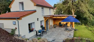 Das Gebäude in dem sich das Ferienhaus befindet