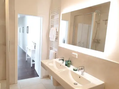 Ein Badezimmer in der Unterkunft PB Ferienwohnungen - FeWo 7 - Stilvoll eingerichtetes Apartment im Herzen Senftenbergs