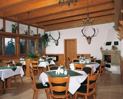Ein Restaurant oder anderes Speiselokal in der Unterkunft Panoramahotel Wolfsberg