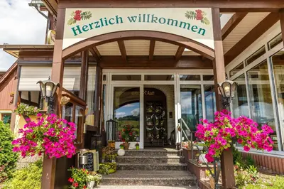 Eine Fassade oder ein Eingang zu Landhotel zu Heidelberg