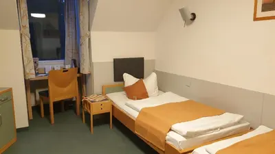 Ein Bett oder Betten in einem Zimmer der Unterkunft Hotel Regenbogenhaus