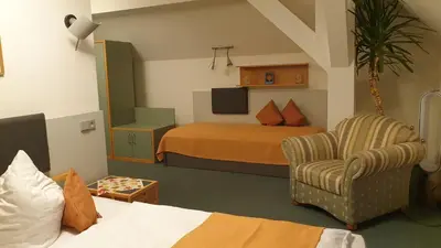 Ein Bett oder Betten in einem Zimmer der Unterkunft Hotel Regenbogenhaus