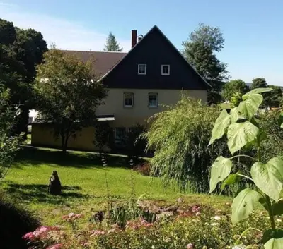 Ein Garten an der Unterkunft Ferienwohnung Reinhardt Steinhübel