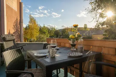 Ein Balkon oder eine Terrasse in der Unterkunft Kunstvoll - individuelle 4-Zimmer Ferienwohnung mit Balkon in Meißen