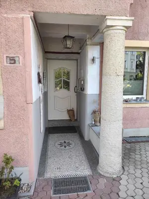 Eine Fassade oder ein Eingang zu Kunstvoll - individuelle 4-Zimmer Ferienwohnung mit Balkon in Meißen