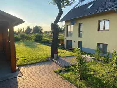 Ein Garten an der Unterkunft Fewo Hellerswiesen Arbeiterunterkunft