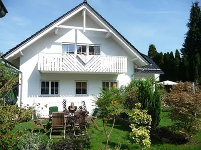 Ein Garten an der Unterkunft Ferienhaus Villa Maria - Ferienwohnung Chippendale