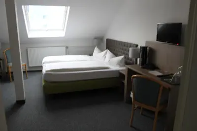 Ein Bett oder Betten in einem Zimmer der Unterkunft Hotel Sächsischer Hof