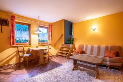Ein Sitzbereich in der Unterkunft Ferienwohnung Spielzeughof