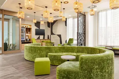 Ein Sitzbereich in der Unterkunft Super 8 by Wyndham Chemnitz