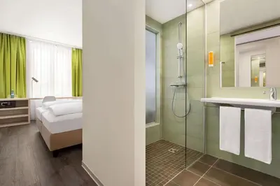 Ein Badezimmer in der Unterkunft Super 8 by Wyndham Chemnitz