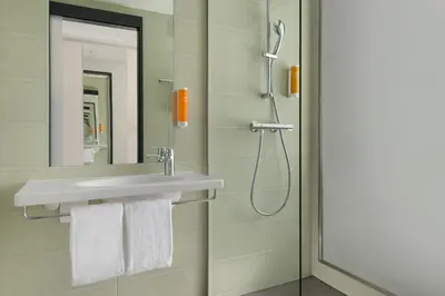 Ein Badezimmer in der Unterkunft Super 8 by Wyndham Chemnitz