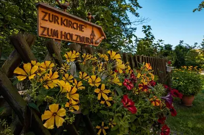 Ein Garten an der Unterkunft Pension Spielzeughof