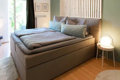 Ein Bett oder Betten in einem Zimmer der Unterkunft Stilvolles Apartment - Balkon, Netflix, Nespresso, Zentral, Messe