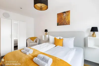 Ein Bett oder Betten in einem Zimmer der Unterkunft PINEAPPLE APARTMENTS - Zwinger VI - 98qm - 1x free parking