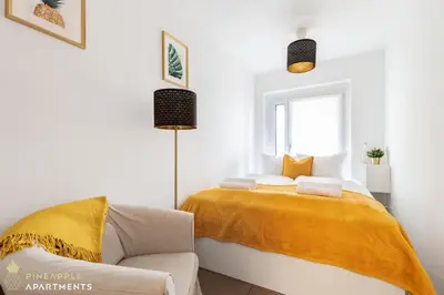 Ein Bett oder Betten in einem Zimmer der Unterkunft PINEAPPLE APARTMENTS - Zwinger VI - 98qm - 1x free parking