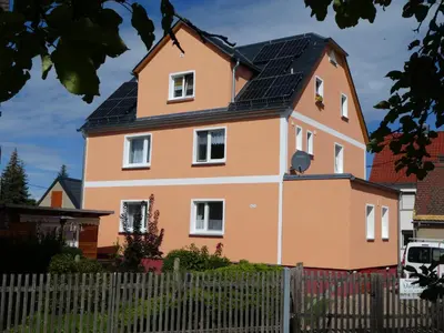 Das Gebäude in dem sich die Ferienwohnung befindet