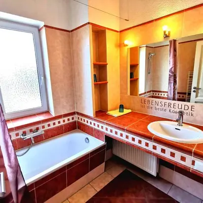 Ein Badezimmer in der Unterkunft Riesige FeWo in Villa - 3 Schlafzimmer, 2 Bäder, Chemnitz