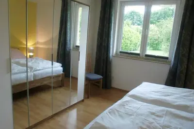 Ein Bett oder Betten in einem Zimmer der Unterkunft Oase im Dresdner Westen