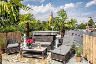 Ein Garten an der Unterkunft Schiffsherberge Pöppelmann