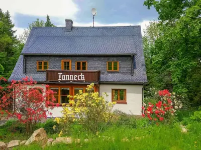 Das Gebäude in dem sich das Ferienhaus befindet