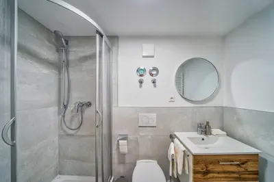 Ein Badezimmer in der Unterkunft new apartment I cozy I Netflix I WLAN I near airport