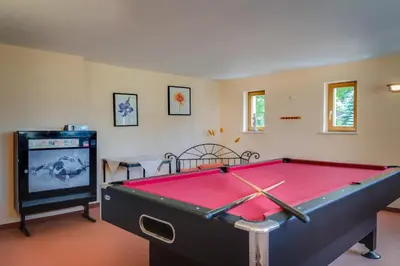 Ein Billardtisch in der Unterkunft Erzgebirgshotel Freiberger Höhe
