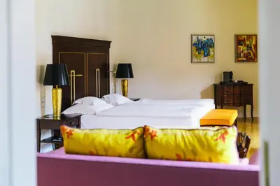 Ein Bett oder Betten in einem Zimmer der Unterkunft Relais & Châteaux Bülow Palais