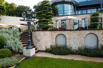 Ein Garten an der Unterkunft Villa via Lapis - Panoramablick über Dresden - Garten - Pool - Sauna - Luxus