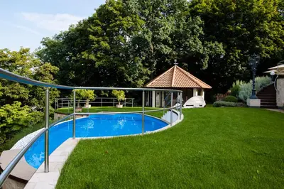 Der Swimmingpool an oder in der Nähe von Villa via Lapis - Panoramablick über Dresden - Garten - Pool - Sauna - Luxus