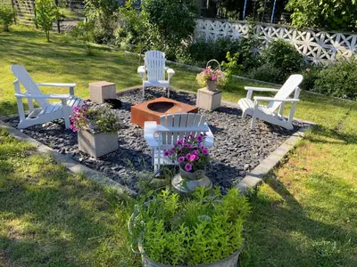 Ein Garten an der Unterkunft Waterfront 5